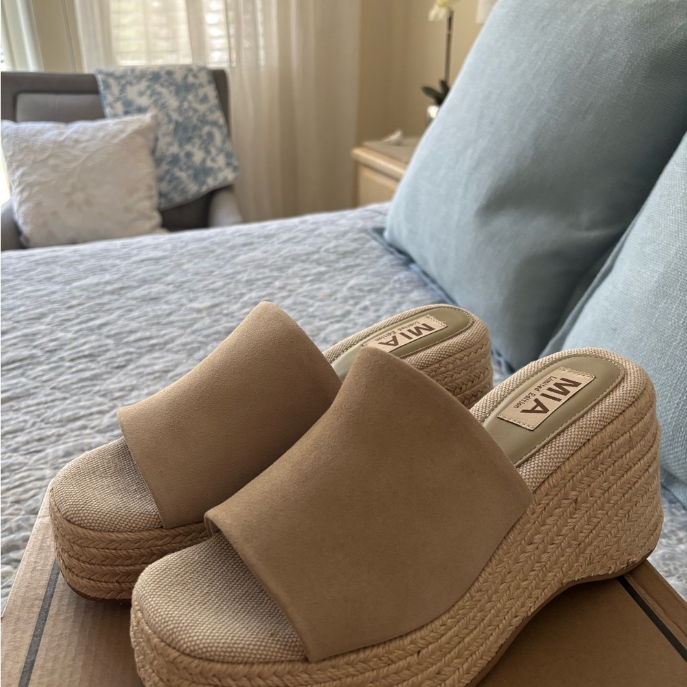 MIA Women's sand Platform Sandals 7.5